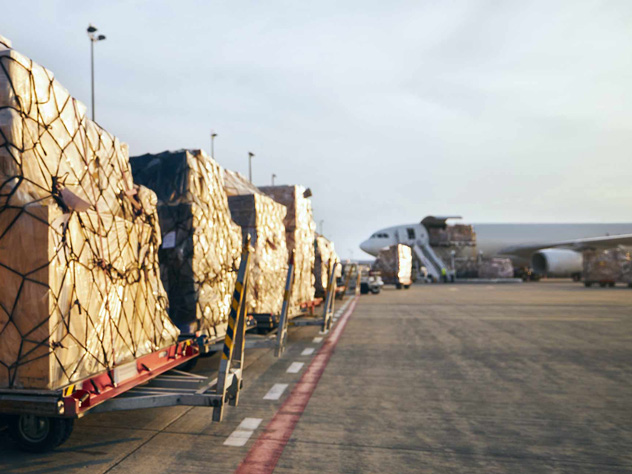 Airside Güter vor einem Flugzeug